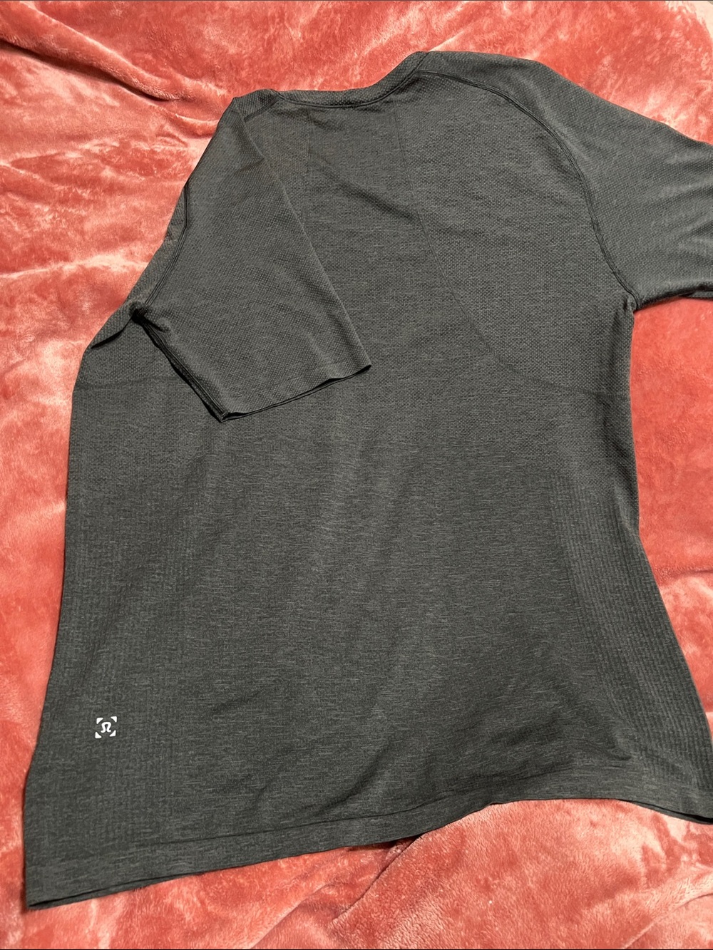lululemon athletica Men's Dark Gray Short-Sleeve Performance Tee